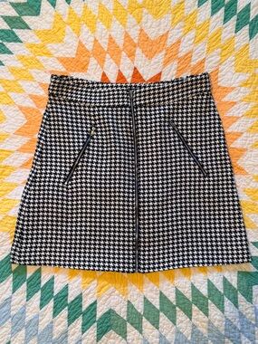 Sugar Lips Black & White Houndstooth Zip-Front A-Line Mini Skirt - size large